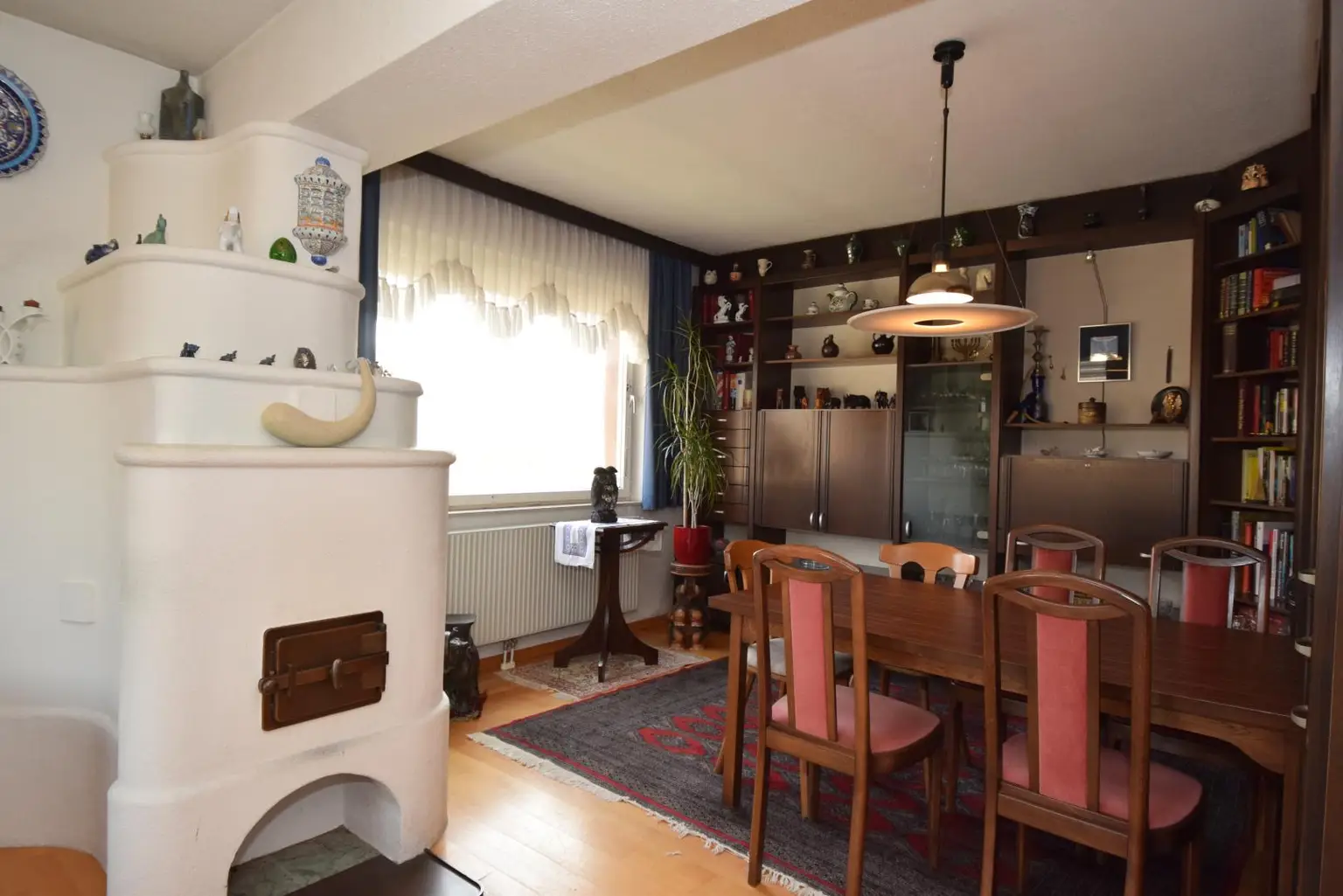 Wohn-Esszimmer mit Kamin