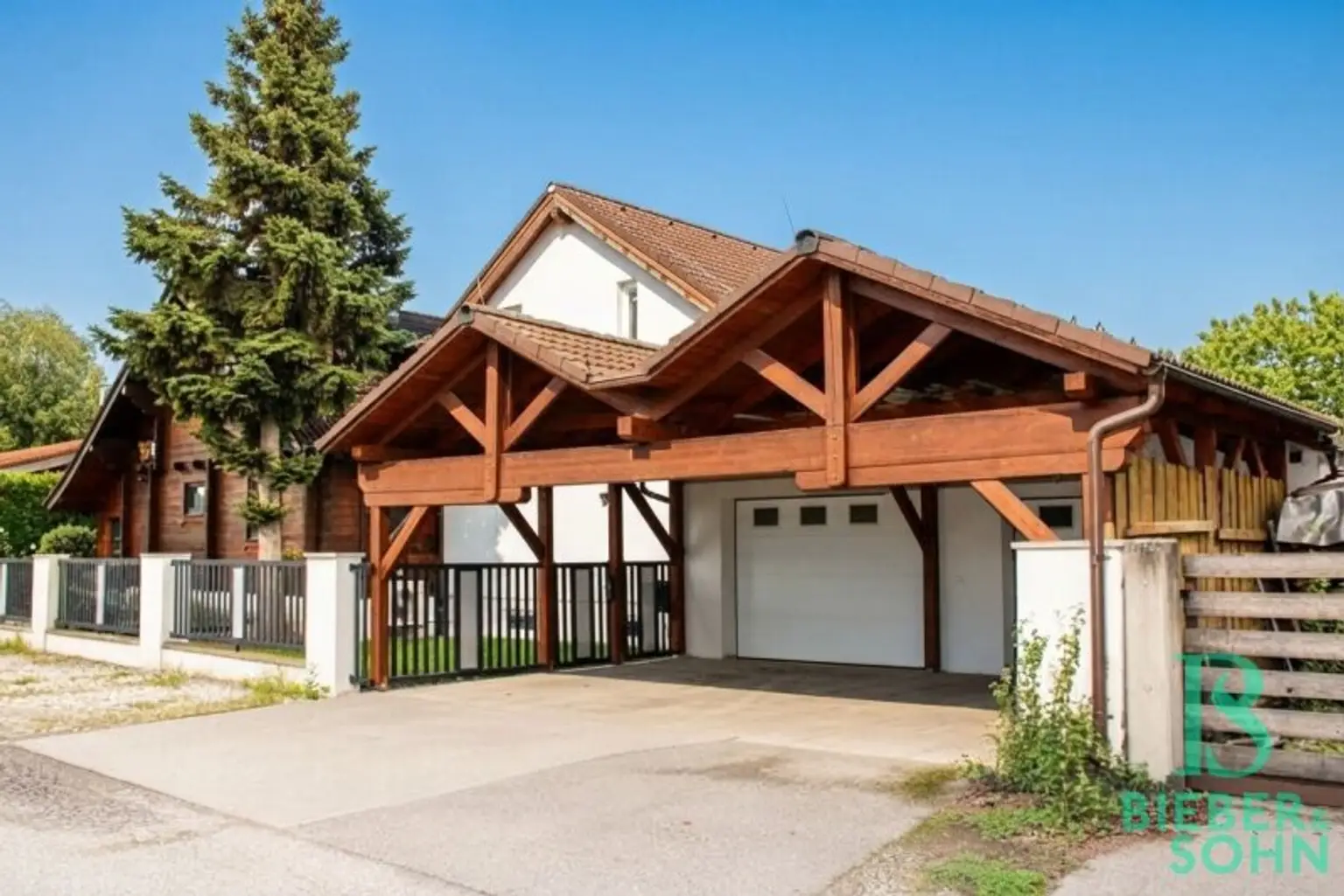 Hausansicht - Carport / Garagen