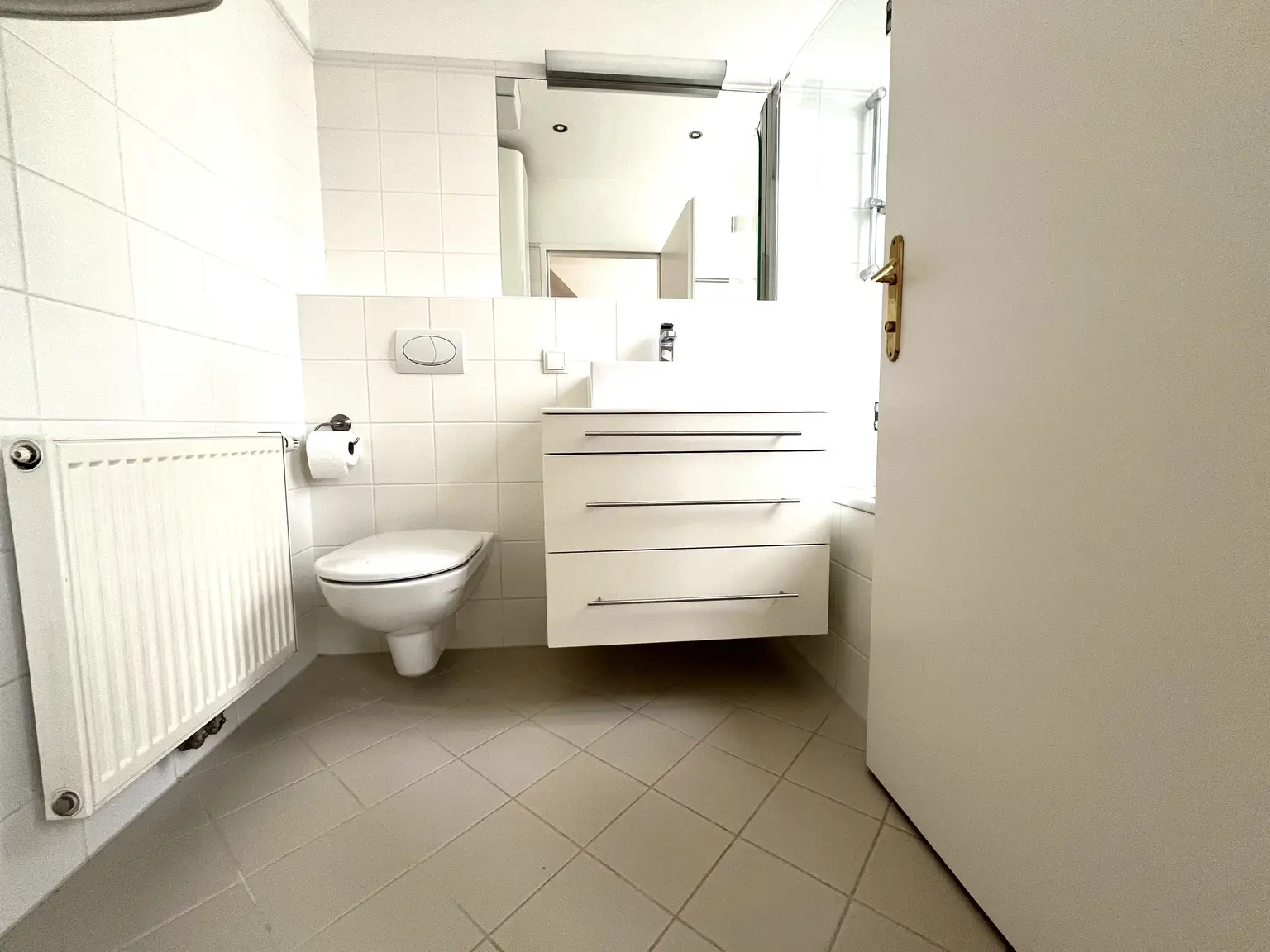 UNBEFRISTET: Klimatisierte, ruhige Dachgeschosswohnung