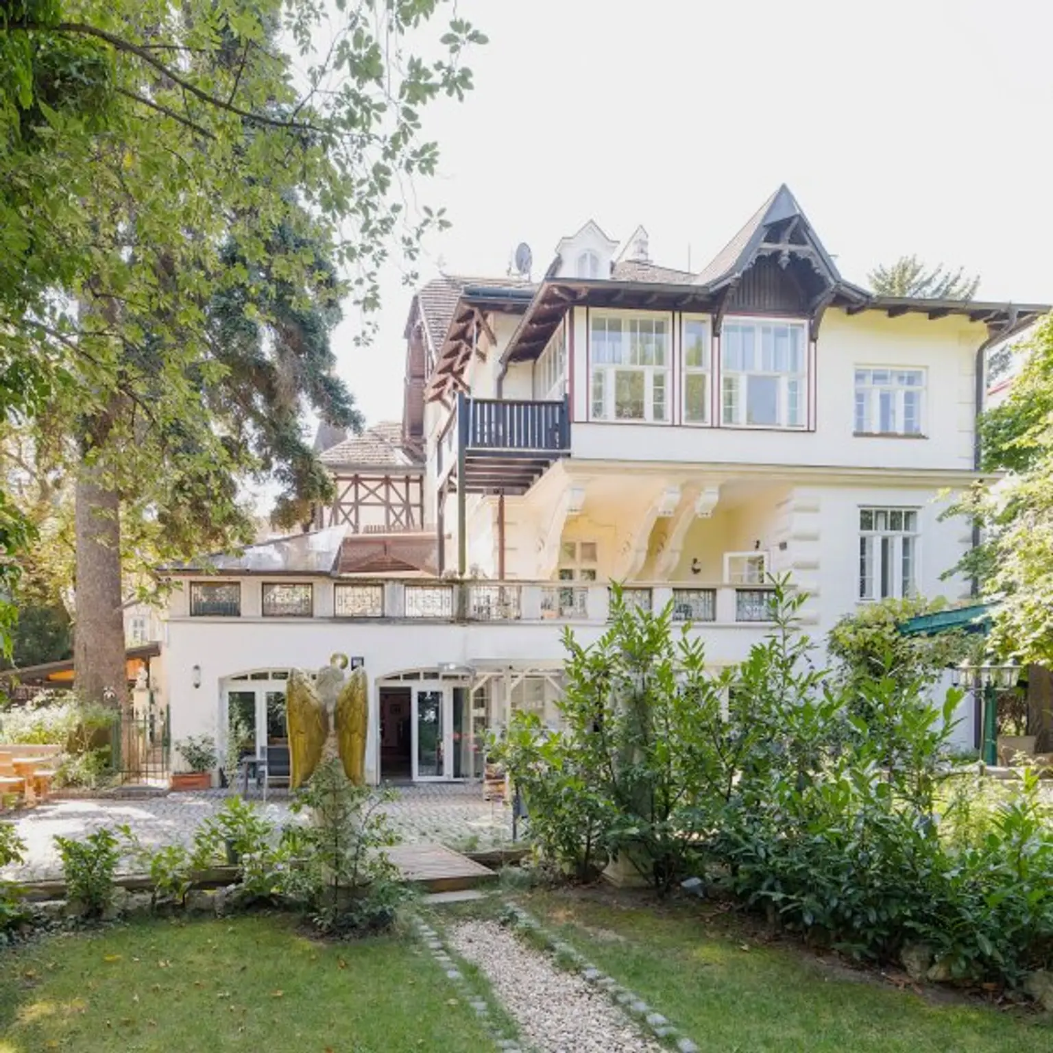 JUGENDSTILVILLA mit PRACHTGARTEN in DORNBACH