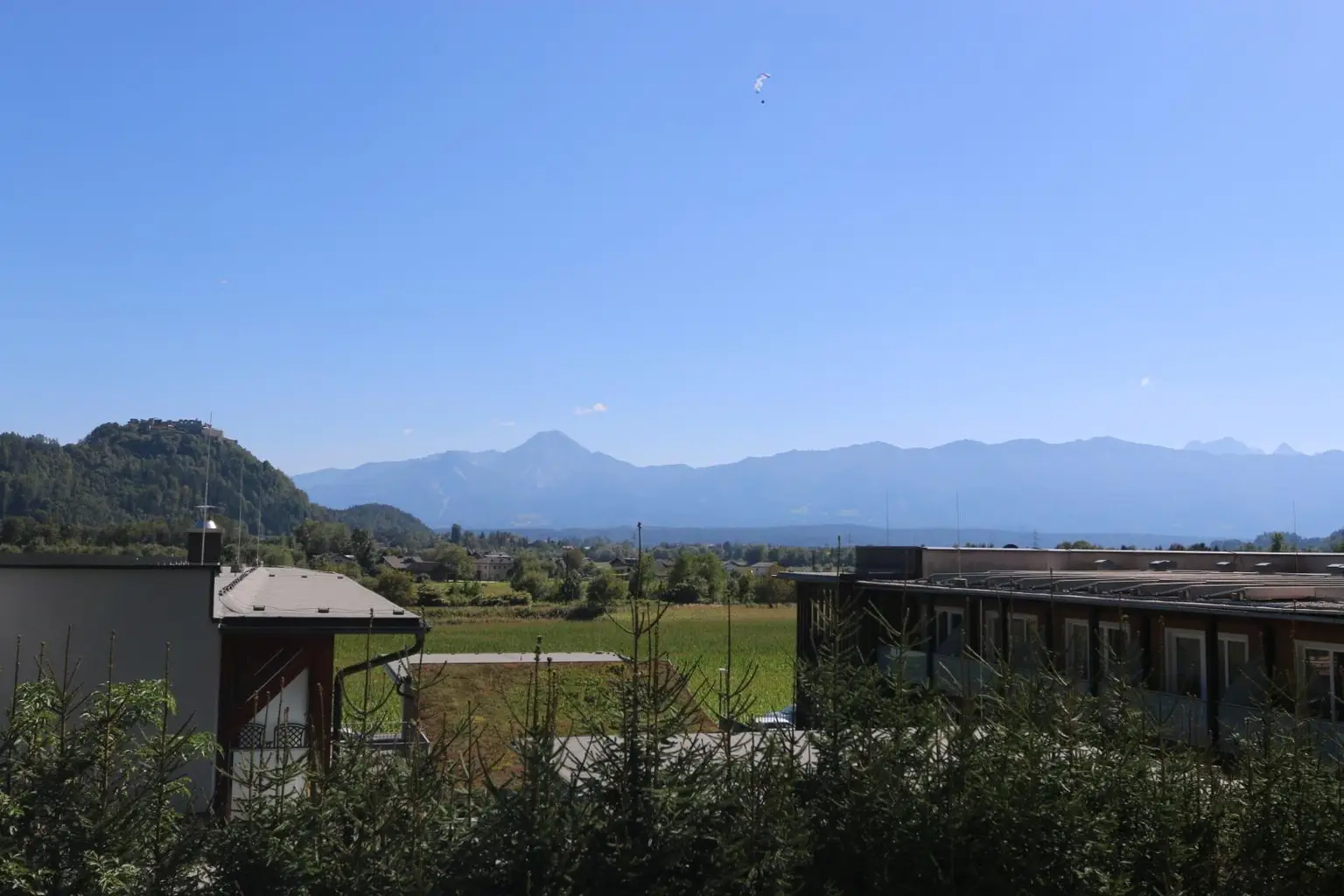 Blick zur Burgruine Landskron und zu den Karawanke