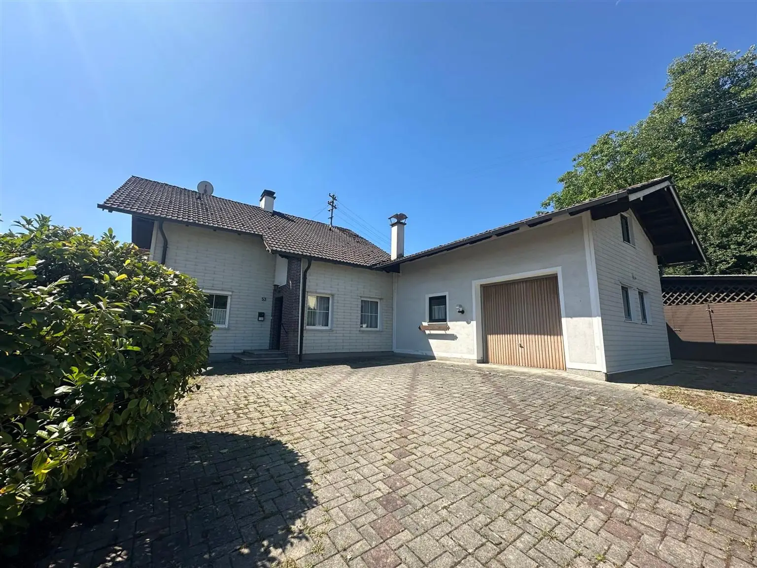 Einfamilienhaus mit Nebengebäuden