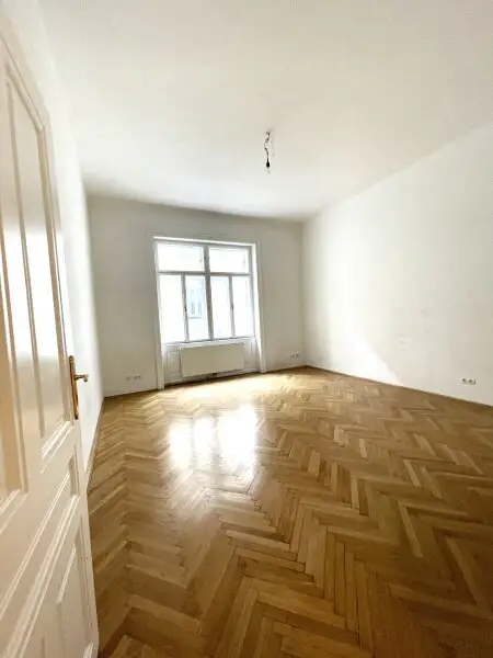 Stilvolle 2 Zimmer Wohnung, neu saniert, im wunderschönen Stilaltbau