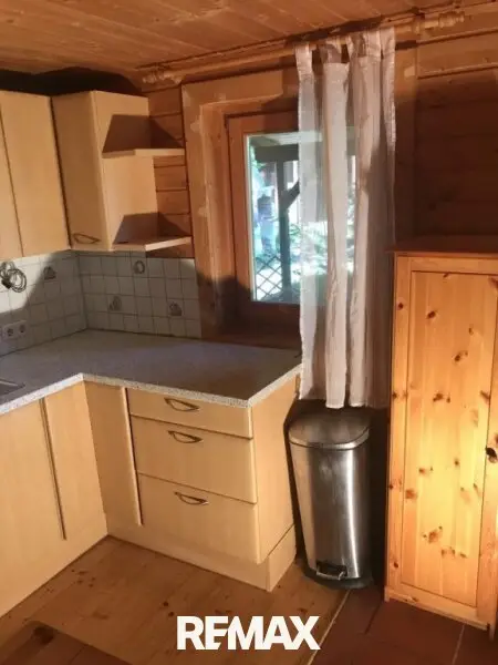 Küche mit Fenster zur Terrasse