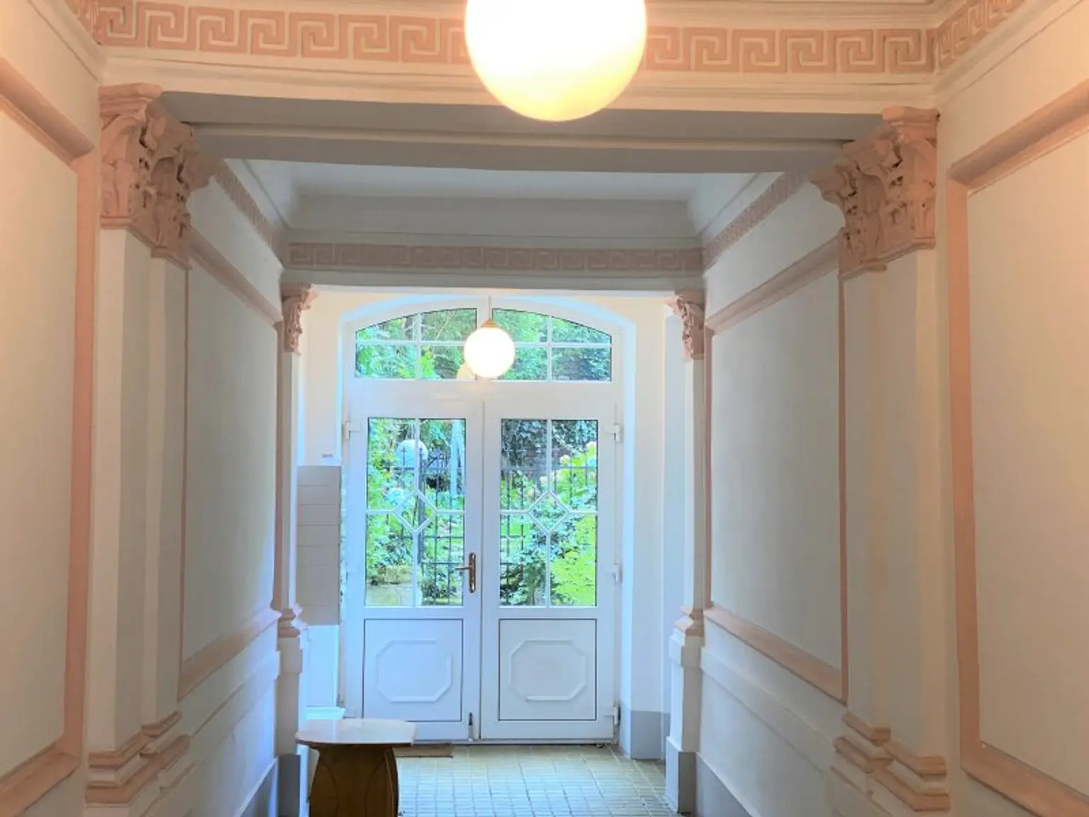 ERSTBEZUG NACH SANIERUNG: Ansprechende 6-Zimmer-Altbauwohnung mit Balkon, unweit von Kutschermarkt