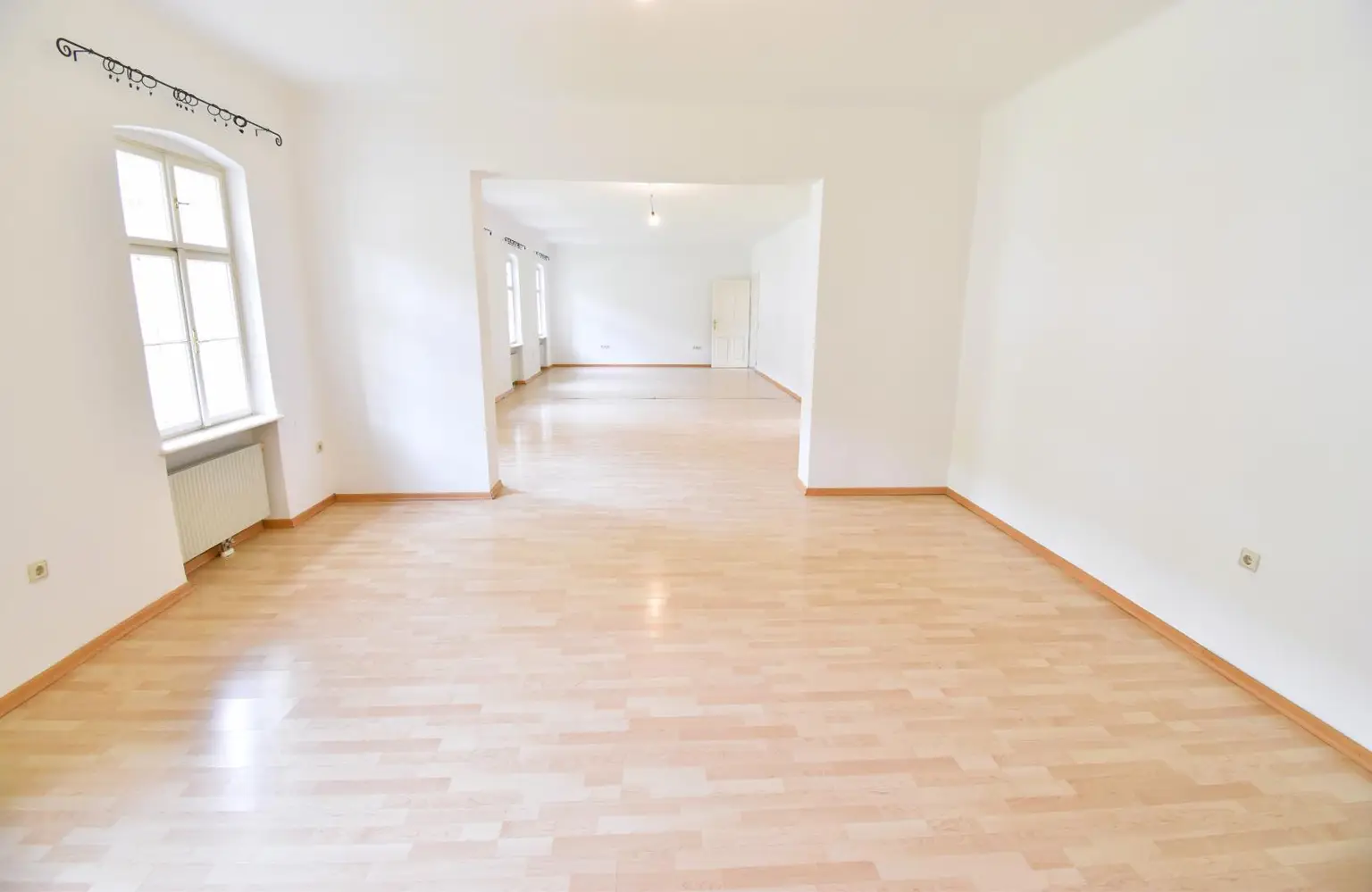 3 Bürohäuser, 38 Parkplätze in Toplage, hochfrequentiert, beste Infrastruktur