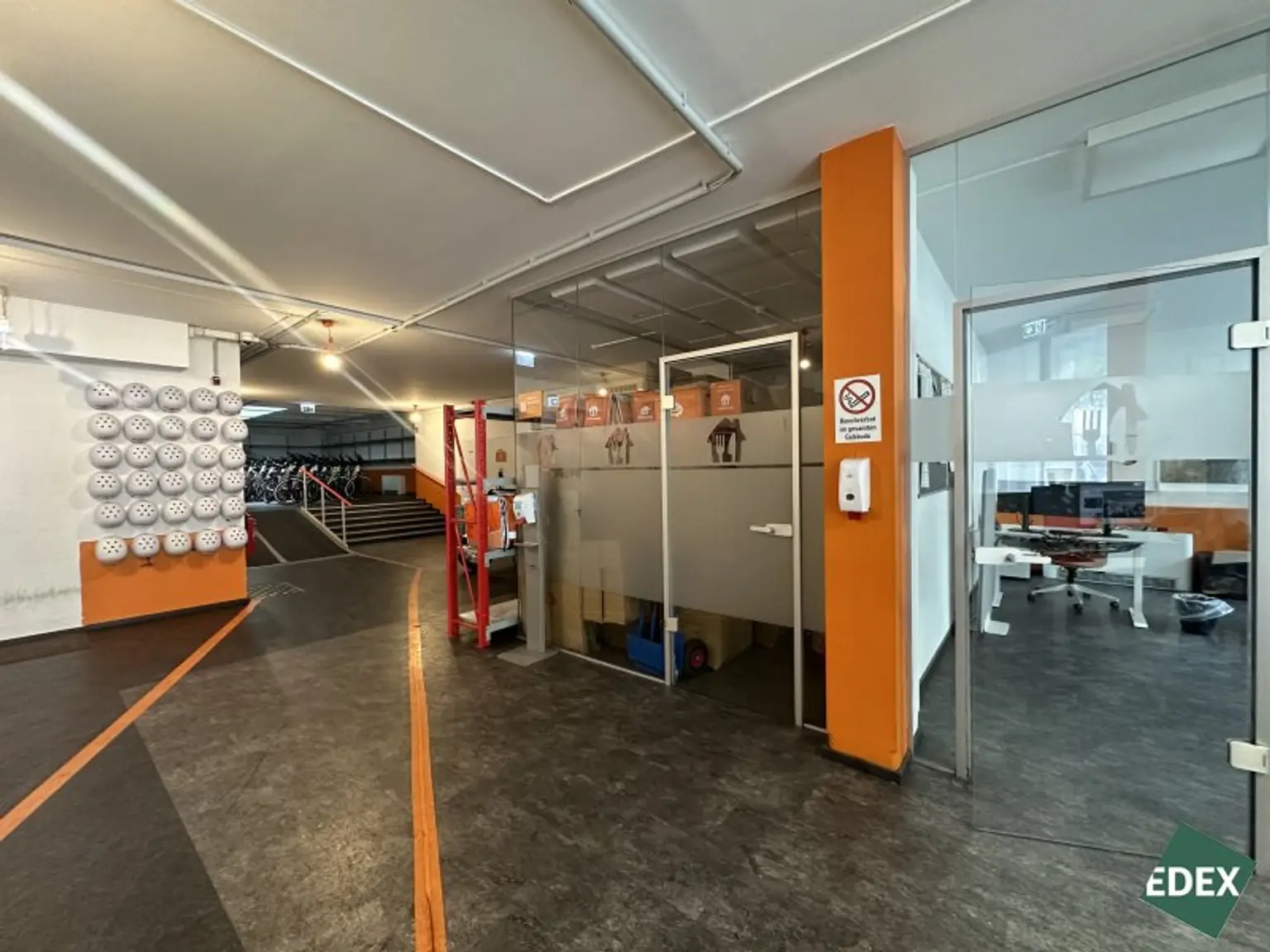 Zentrale Geschäftsfläche! Straßenseitiger Zugang und Schaufenster!