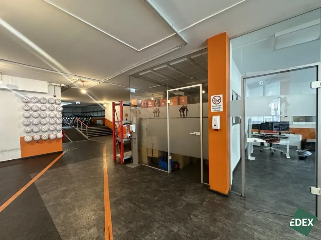 Zentrale Geschäftsfläche! Straßenseitiger Zugang und Schaufenster!