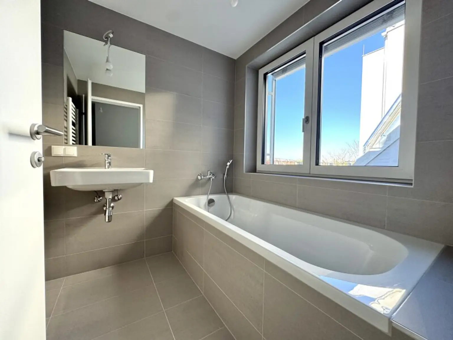 Hochwertige Dachgeschosswohnung mit Terrasse sowie Klimaanlage - Erstbezug - Unbefristet