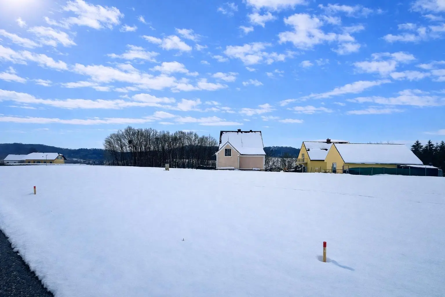 Sonniges, ebenes Baugrundstück