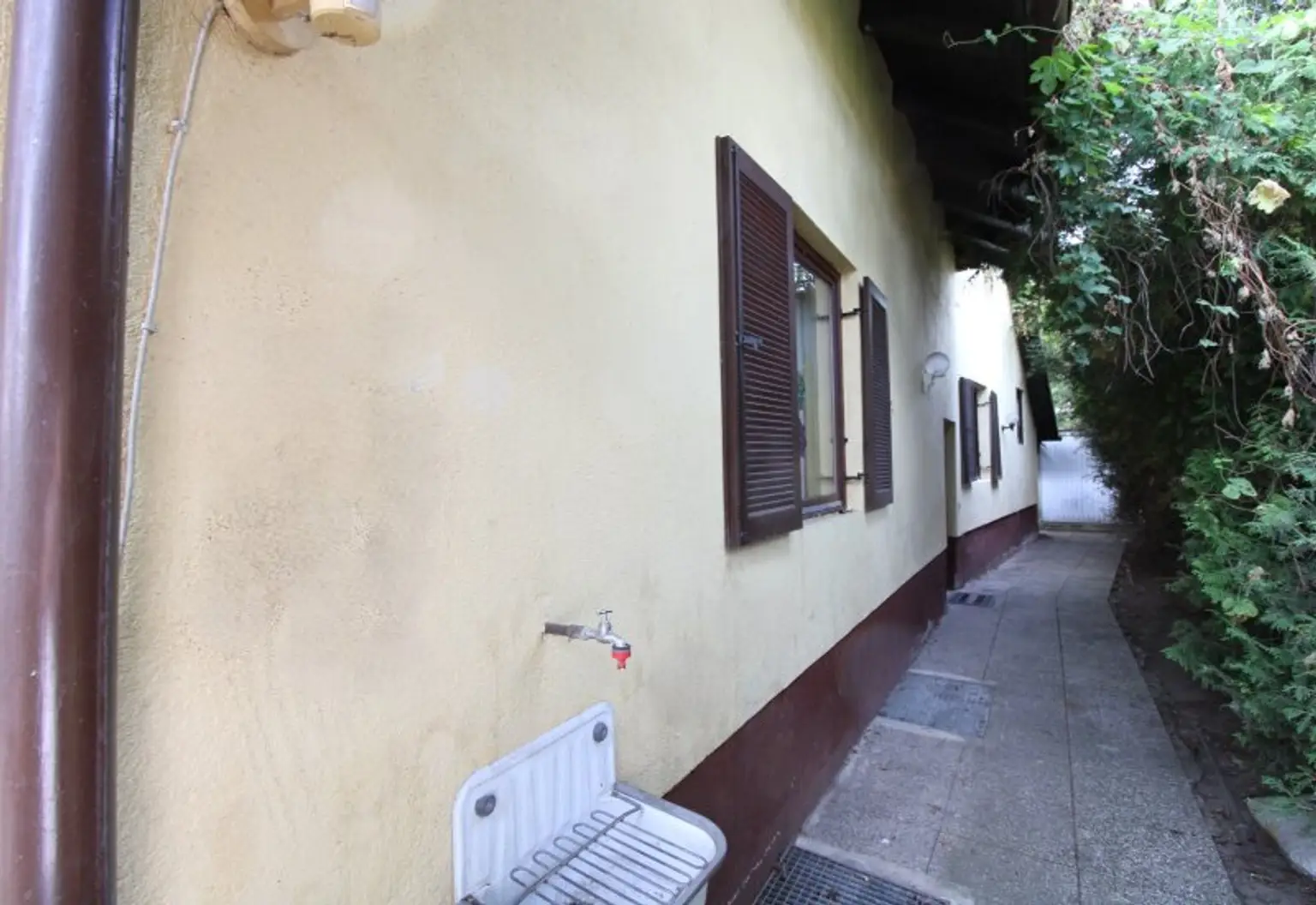 WAIDMANNSDORF  -  Sanierungsbedürftiges Haus in Aussichtslage!