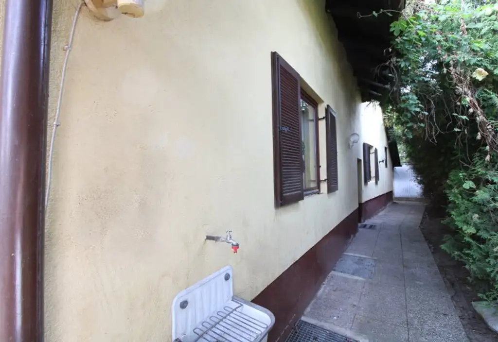 WAIDMANNSDORF  -  Sanierungsbedürftiges Haus in Aussichtslage!