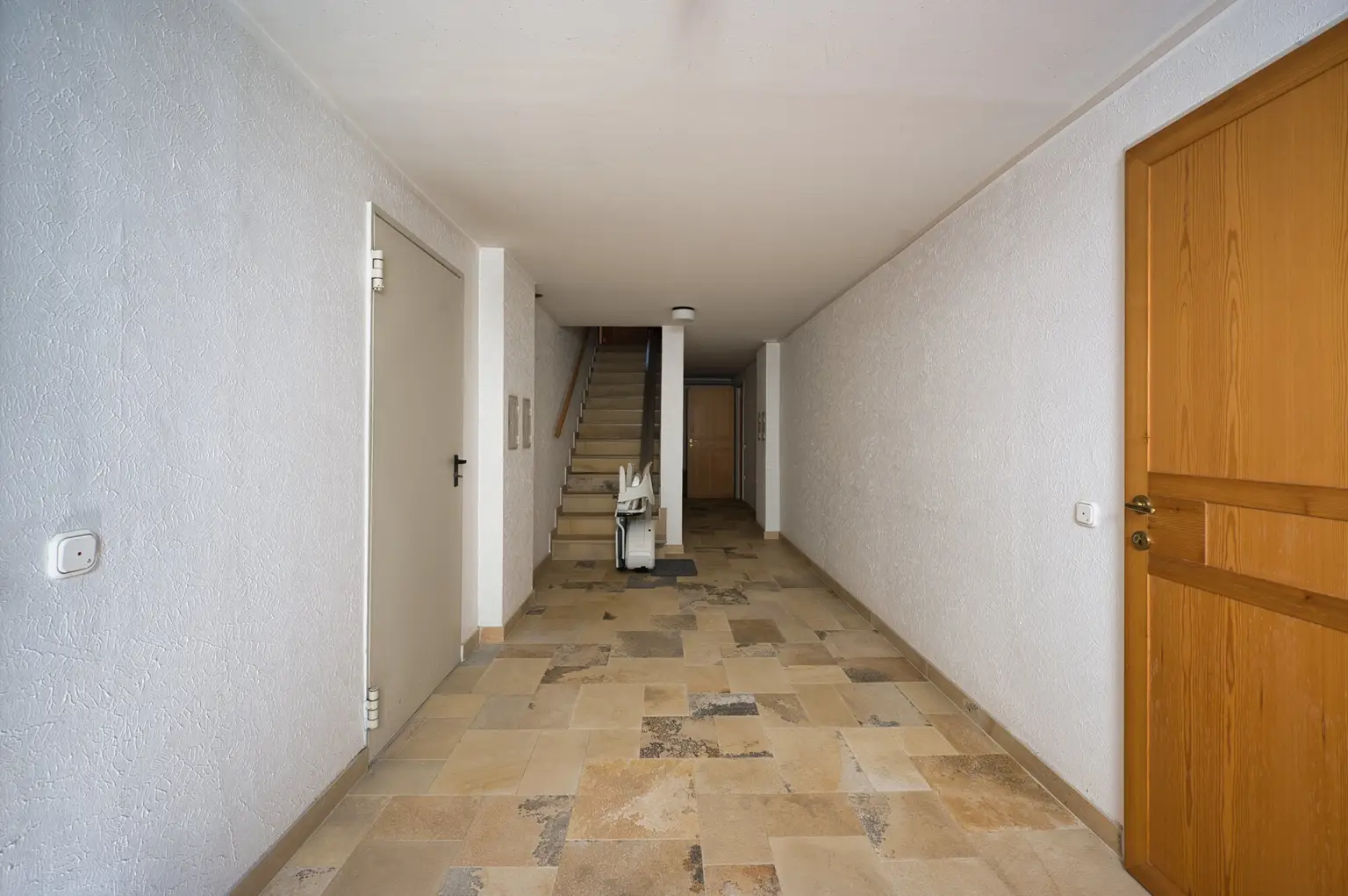 Exklusivität und Privatsphäre pur auf 2.610 m2 Grundfläche! Von der Terrasse in den Schwimmteich.