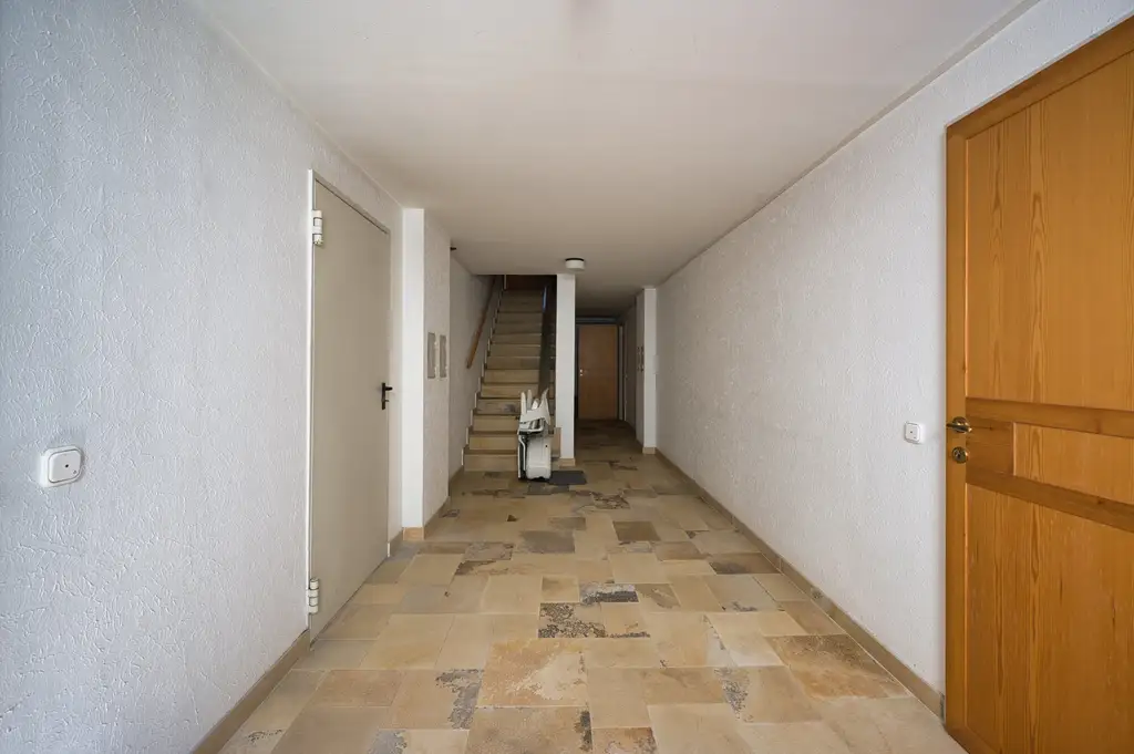 Exklusivität und Privatsphäre pur auf 2.610 m2 Grundfläche! Von der Terrasse in den Schwimmteich.