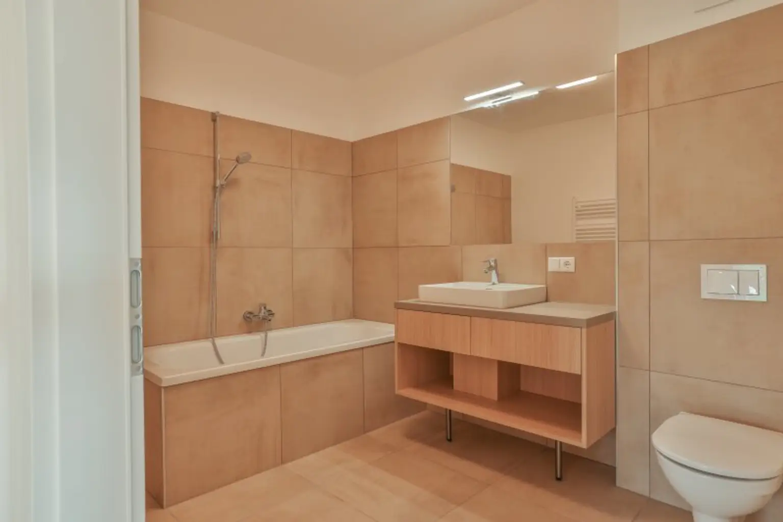 Neubau Erstbezug Drei Zimmer Terrassenwohnung mit Fernblick