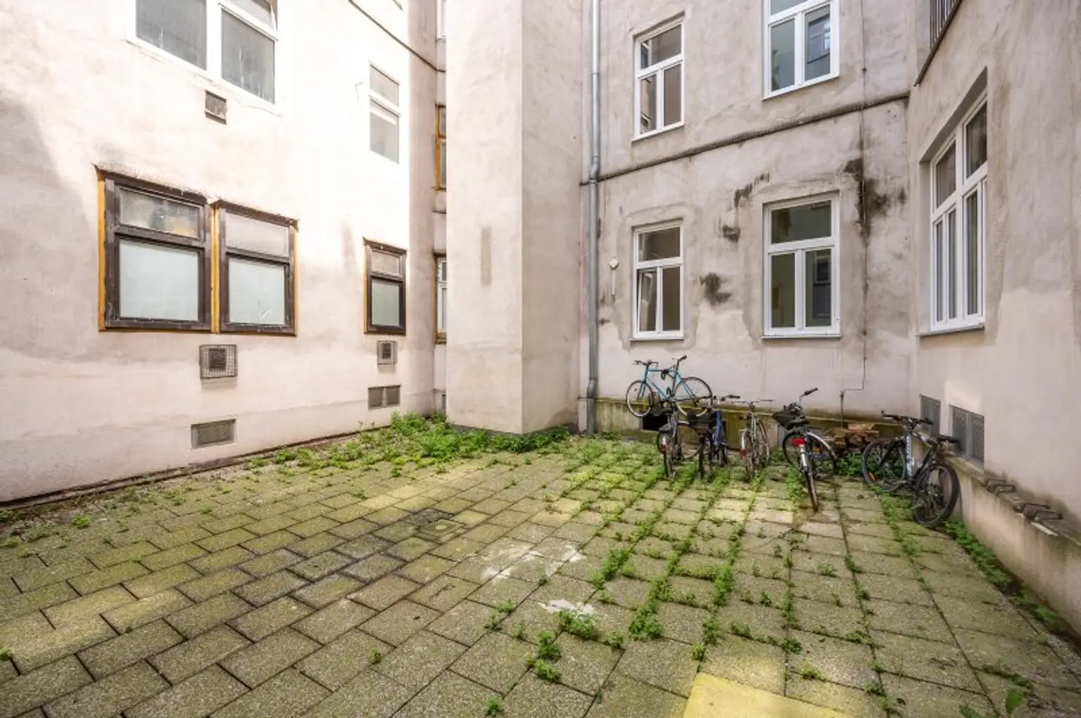 ++NEU++ Sanierungsbedürftige 3-Zimmer Altbauwohnung in guter Lage!!