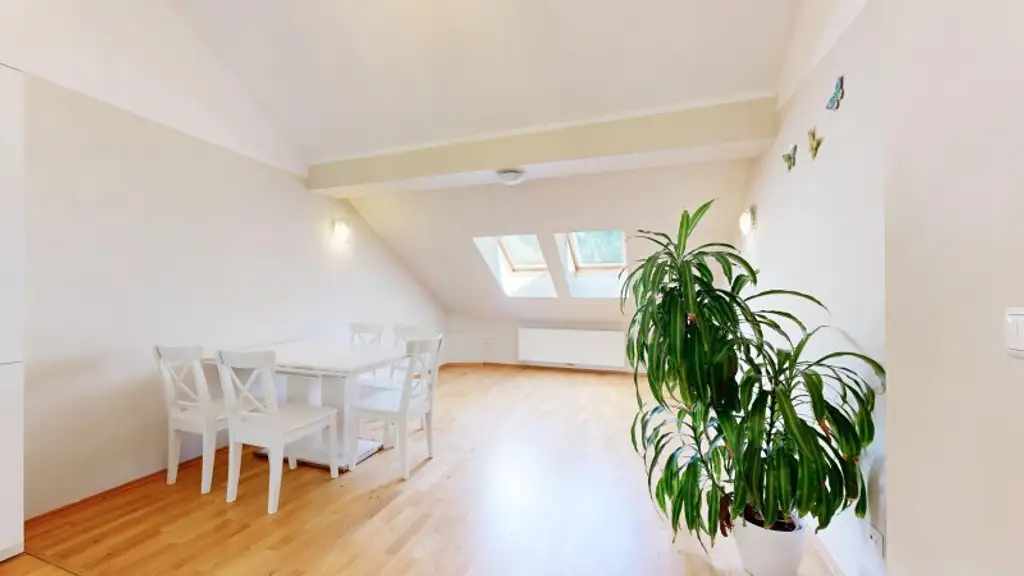 Gemütliche Dachgeschoss-Wohnung | Veranda | Grünlage | gute Verkehrsanbindung