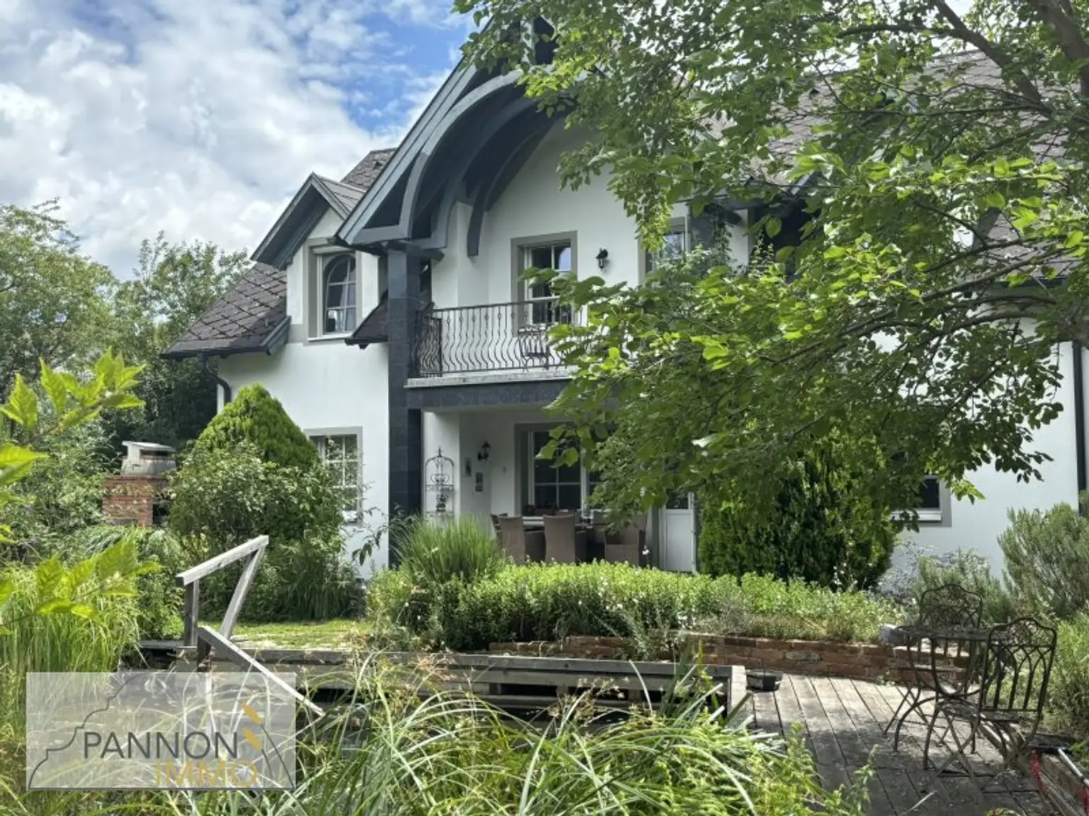 Luxus und Wohlbefinden - Traumvilla mit uneinsehbarem Garten in Grünlage