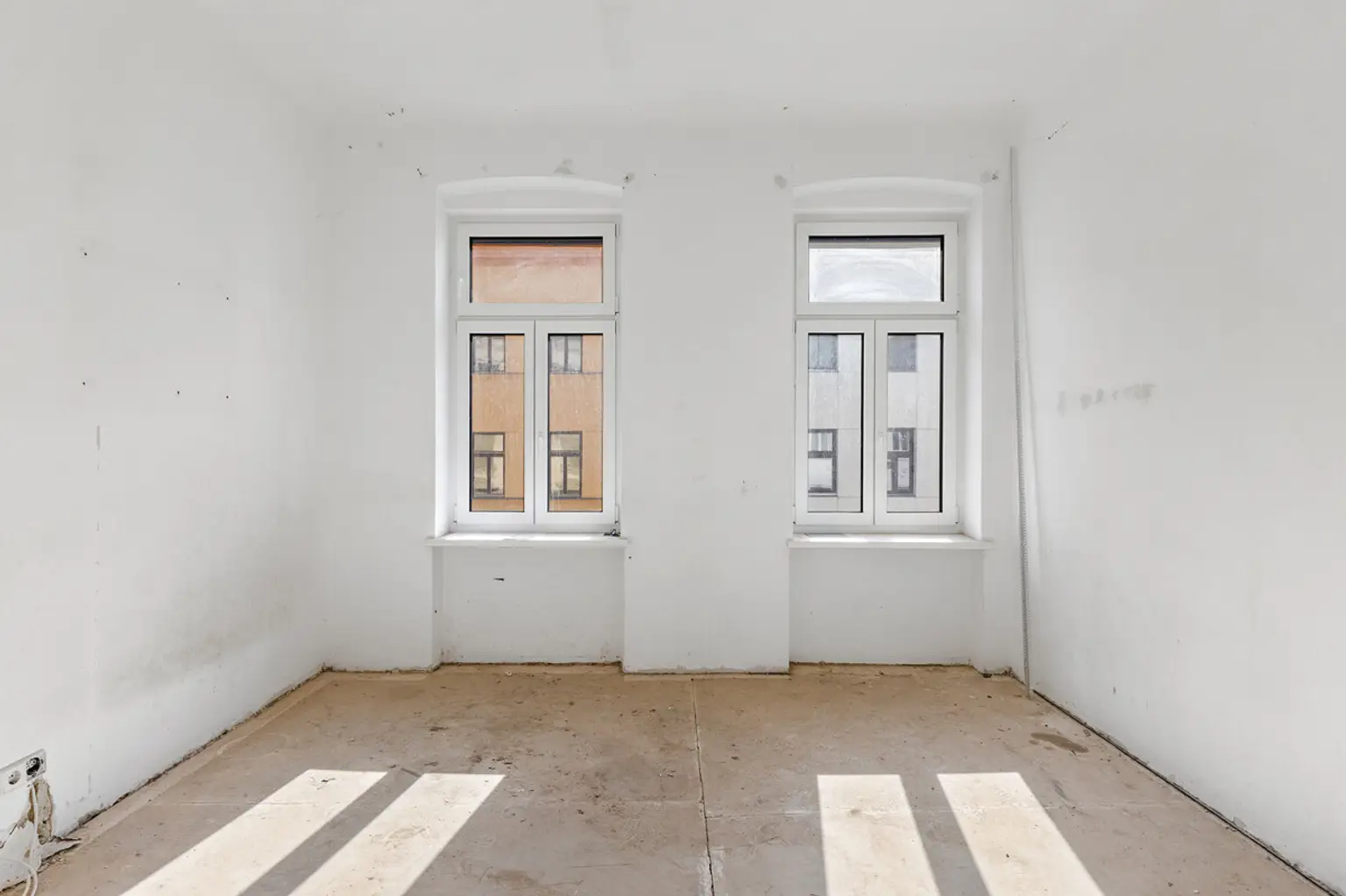 Helle Altbauwohnung inklusive Balkon - sanierungsbedürftig