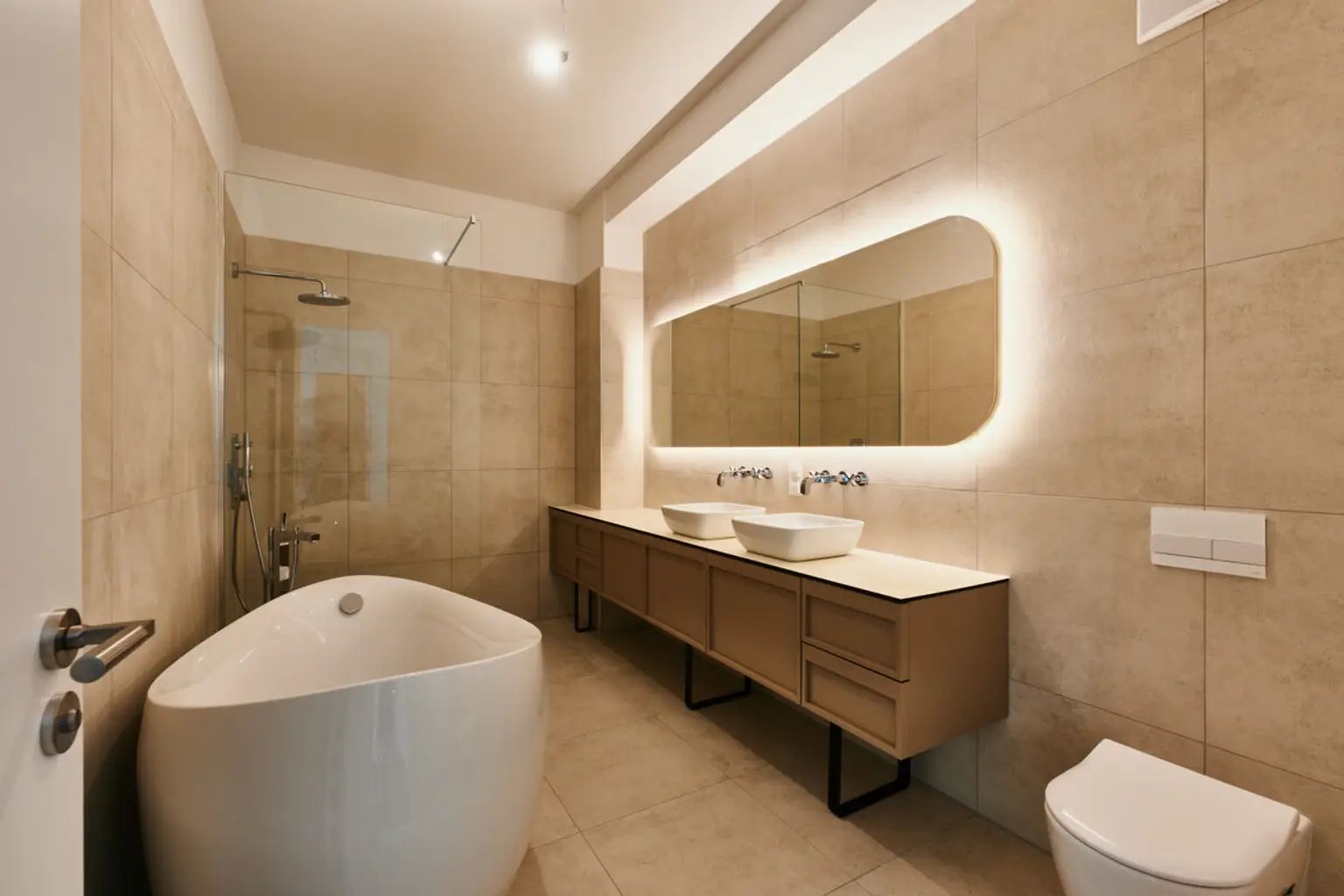 Exklusiv am Wasser: 6-Zimmer-Wohnung mit 45m2 Freifläche in erster Wasserlage