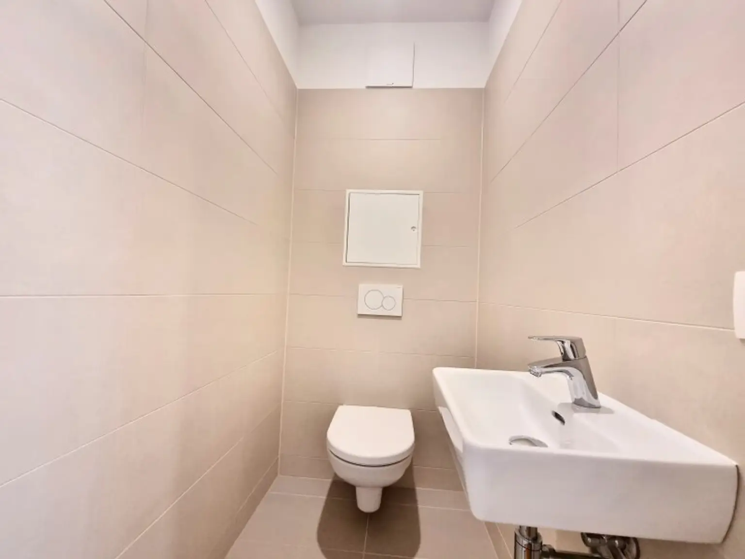 Neuwertige Wohnung mit Südbalkon, DAN-Küche und Freizeitangebot – Nähe U-Bahn