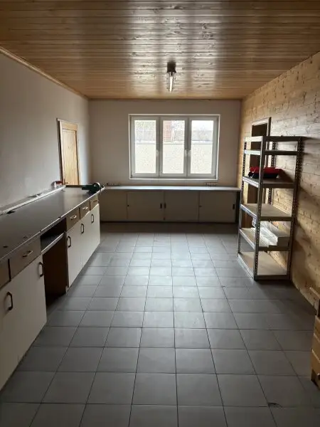 GEWERBEOBEKT MIT RENDITE-MÖGLICHKEIT: BÜRO - LAGER - WERKSTATT - STELLFLÄCHEN