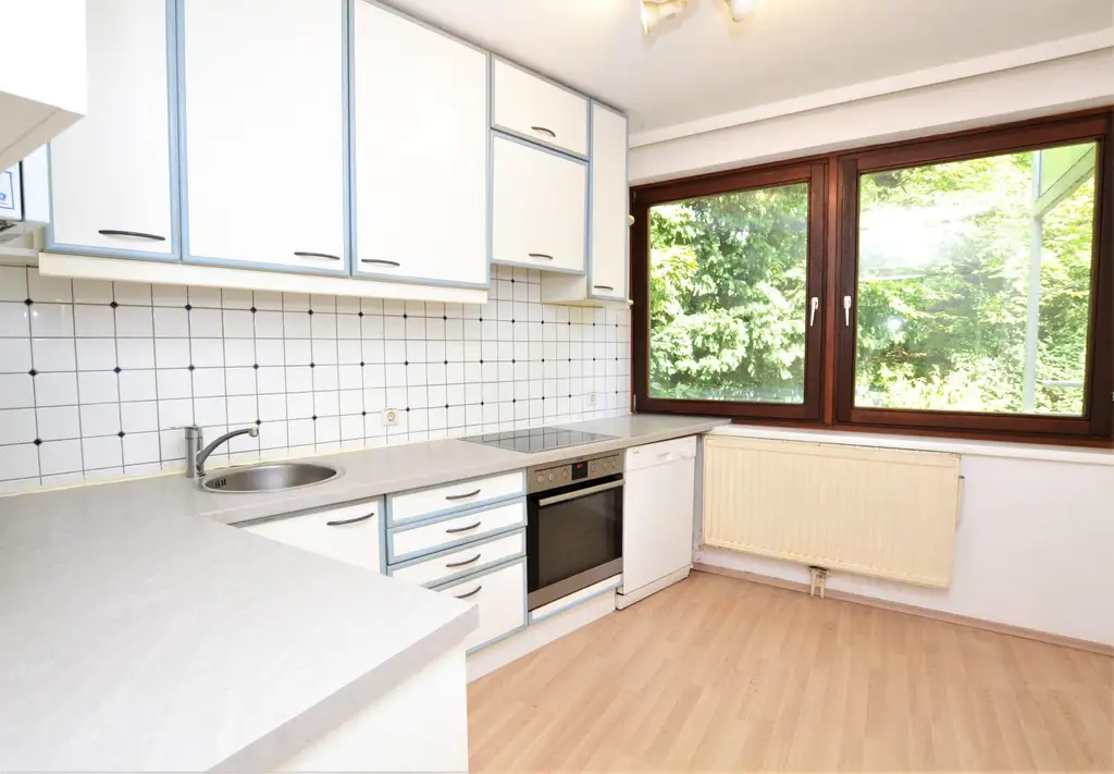 Großzügige 2-Zimmer-Wohnung mit Loggia in Grünruhelage