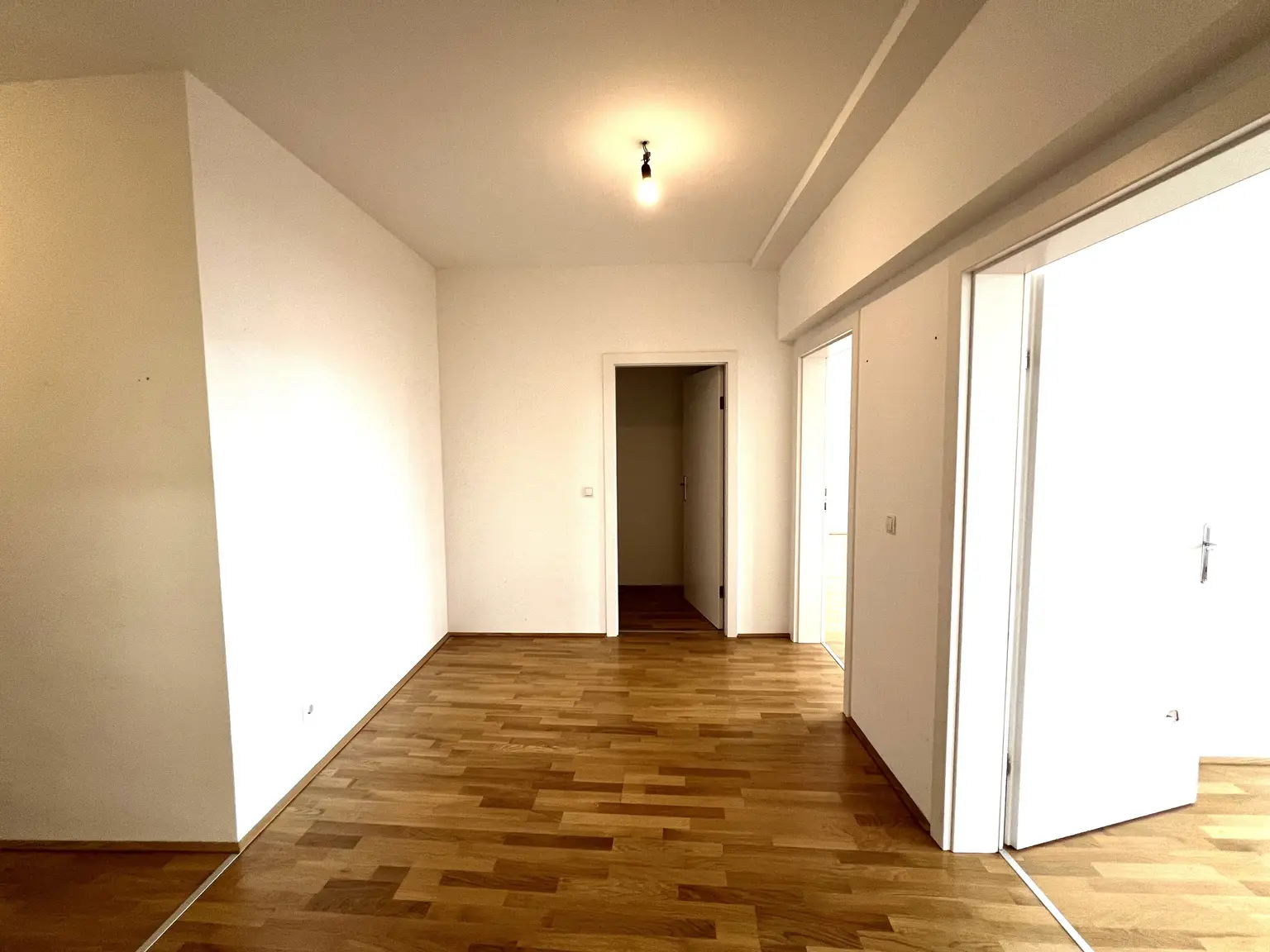 UNBEFRISTET: Wohnen in Bestlage: Attraktive klimatisierte Dachgeschoss-Wohnung in der Neubaugasse