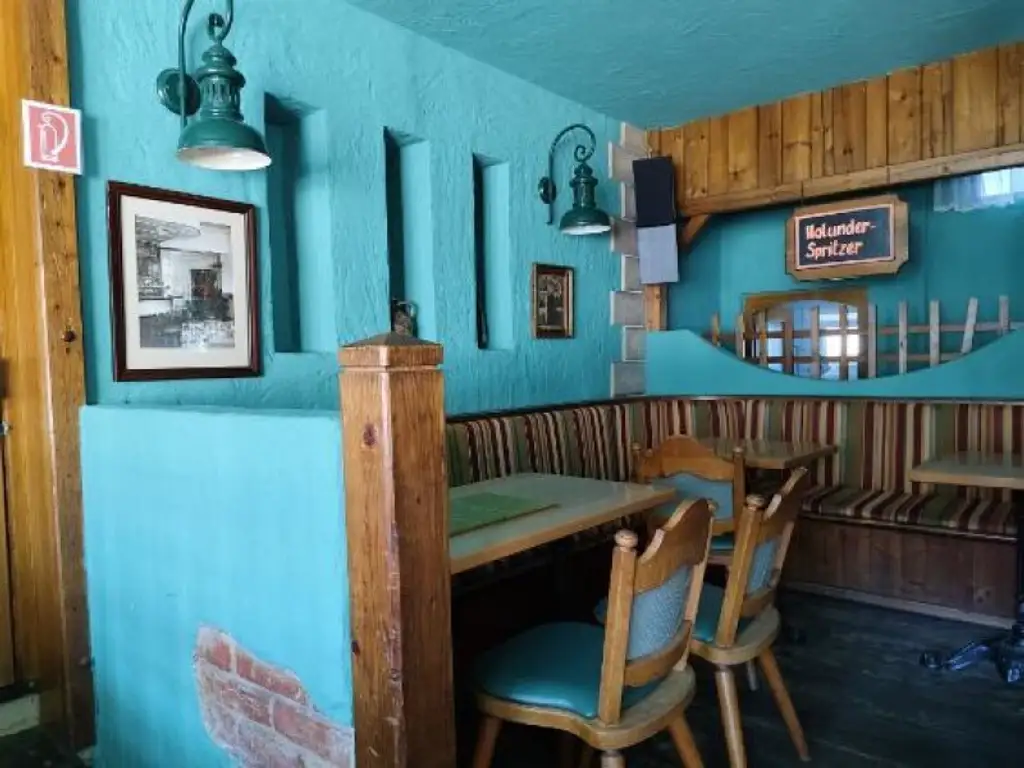 Modernes Wohnhaus  mit angrenzender Café-Bar und 2200m2 Grundstück