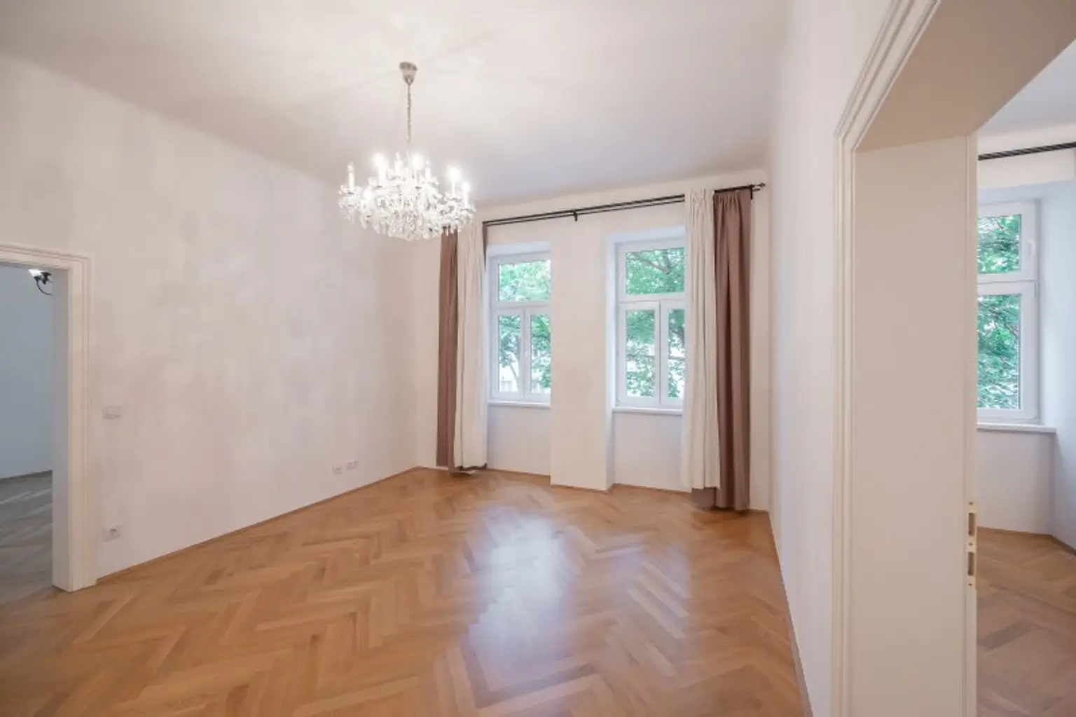 ++1150++ Stilvolle 4-Zimmer Altbauwohnung mit Balkon – Wohnen in Toplage mit Topausstattung