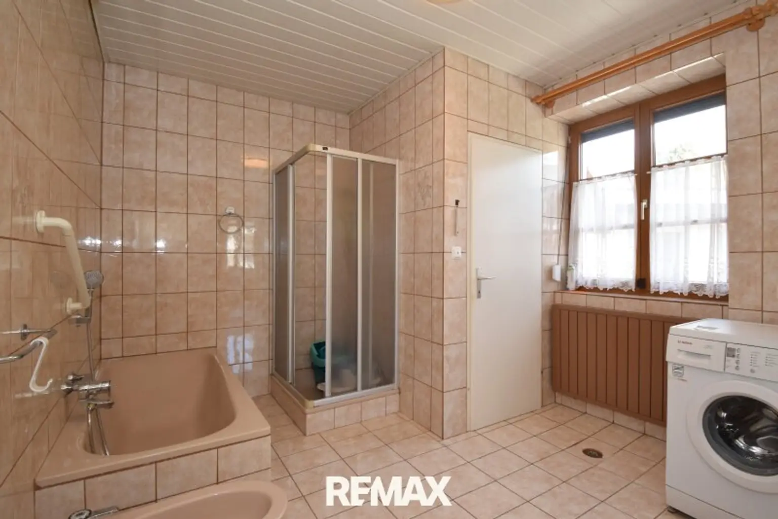 Bad mit Dusche und Badewanne im Erdgeschoß