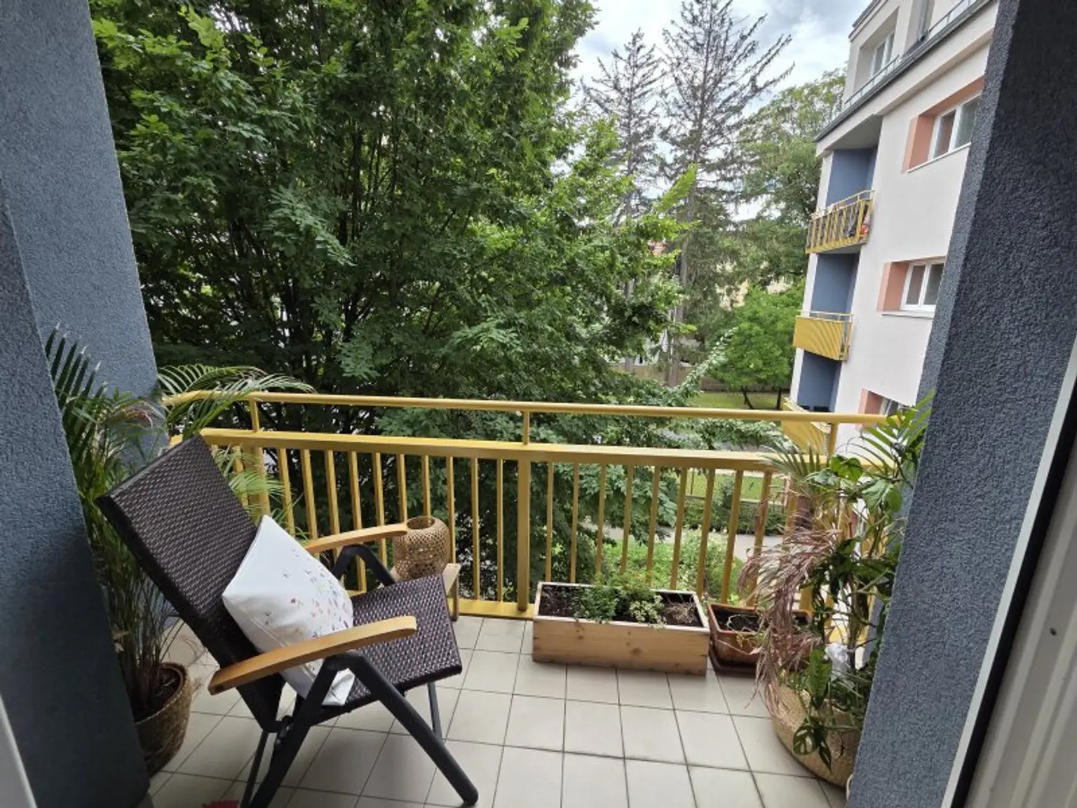 Westseitige Balkonwohnung mit toller Raumanordnung in Hofruhelage