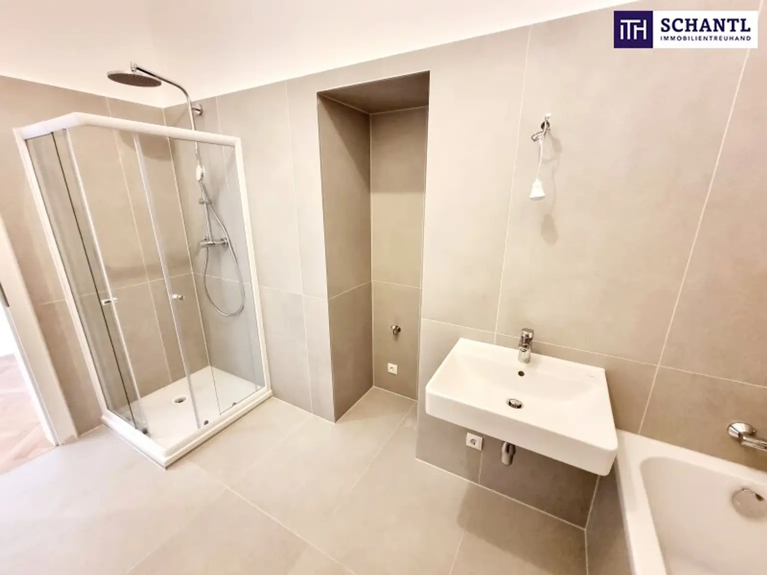 Stuck an der Decke. Gänsehaut im Herzen! 3 Zimmer und separate Küche in Bestlage in 1050 Wien! HIP und TRENDY die Gegend - Magisch schön das Altbauhaus - Ein MUST HAVE die Wohnung! TOP Infrastruktur + Beste öffentliche…
