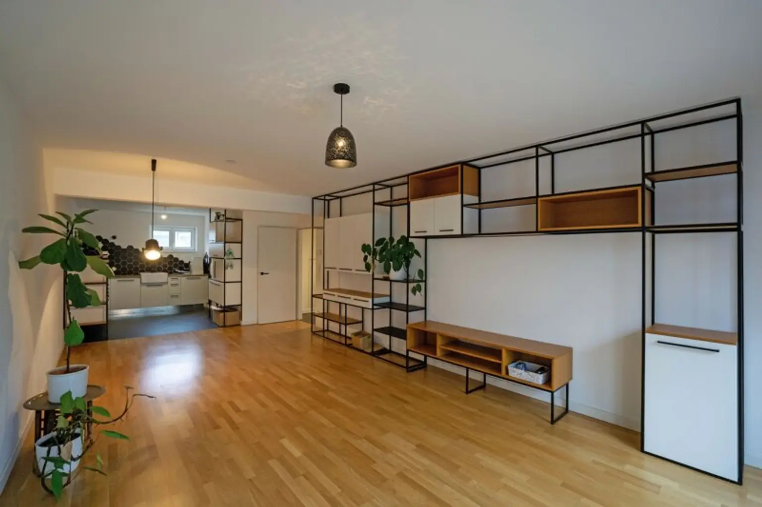 Wohnzimmer mit offener Küche