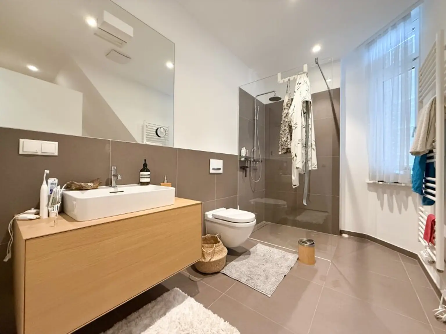 TOP MODERNE 2-Zimmer DG-Wohnung in bester City Lage zu vermieten!