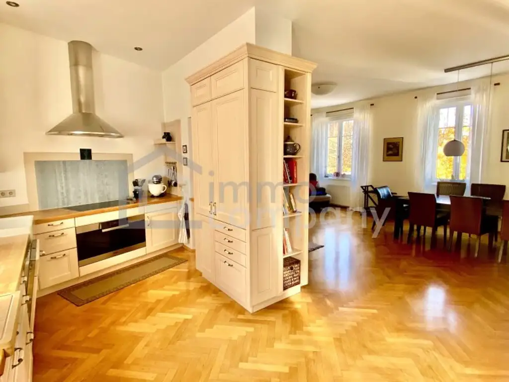 Altbau trifft Eleganz – 5-Zimmer-Wohntraum mit Charme und Stil