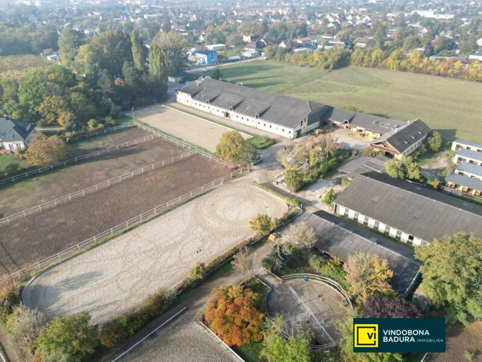 Exklusive Reitsportanlage vor den Toren Wiens – 145 Boxen | Reithallen | Reitplätze | Koppeln | Villa & Personalwohnungen