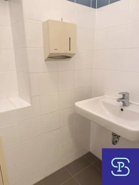 Toilette mit Waschbecken