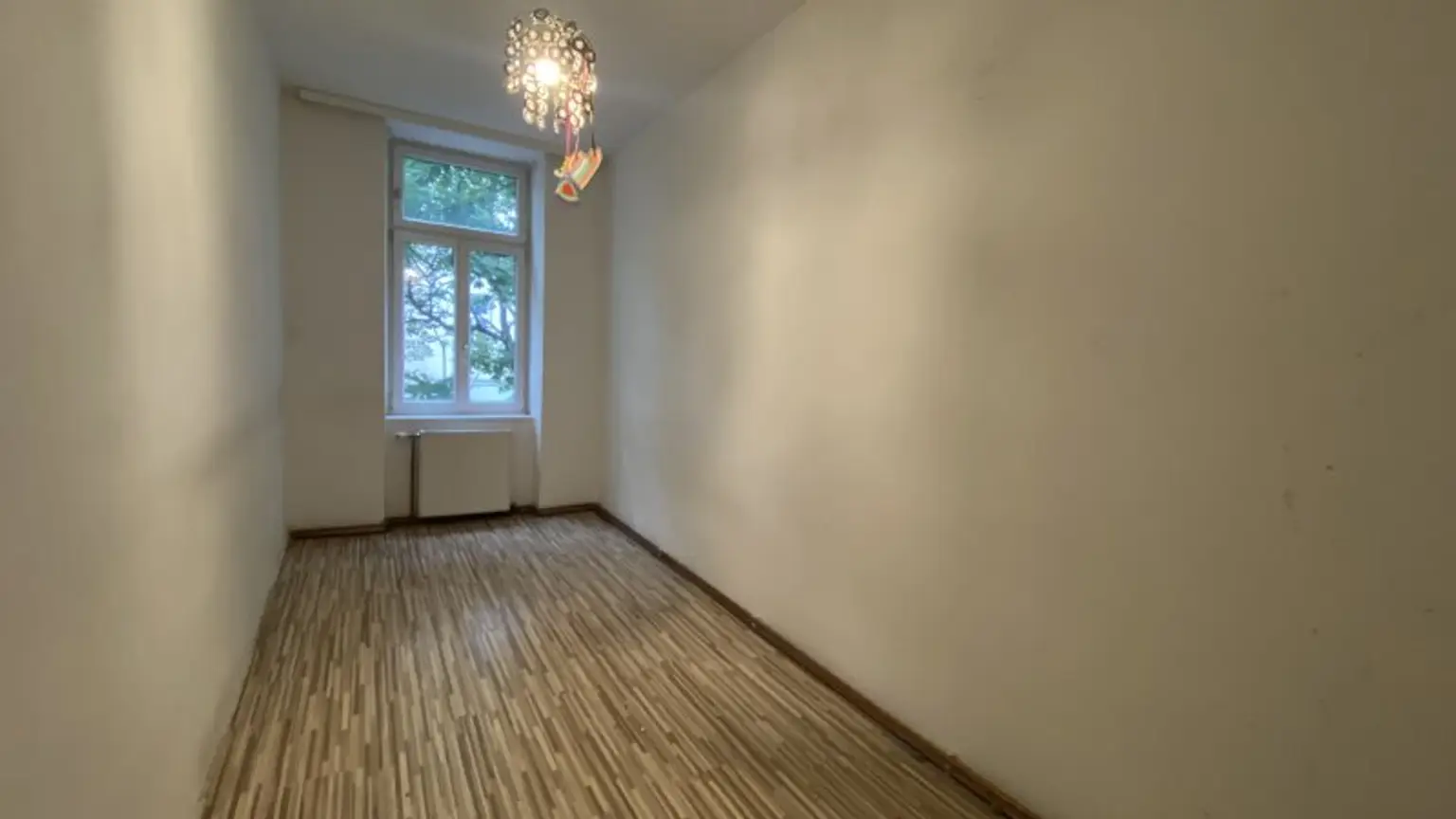 2 -Zimmer-Altbauwohnung - Sanierungsbedürftig