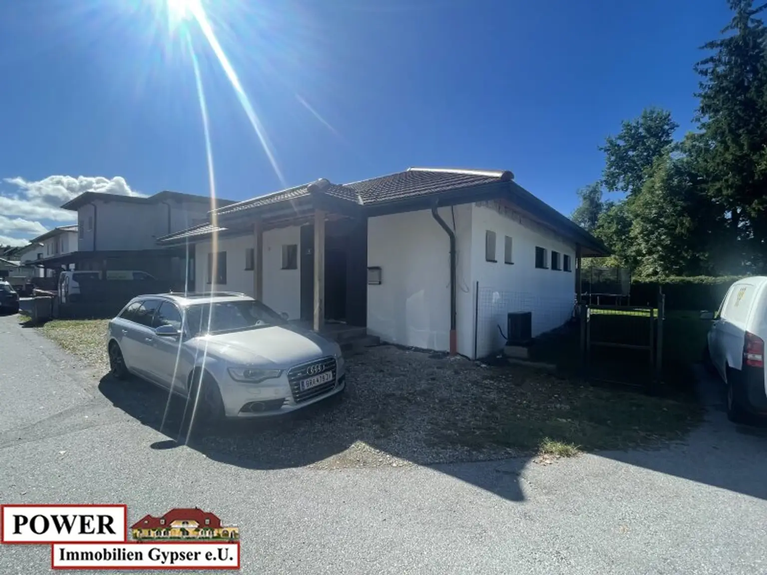 Neuwertiger Bungalow in unschlagbarer Lage, zentral, umgeben von Grünland in Bachnähe!
