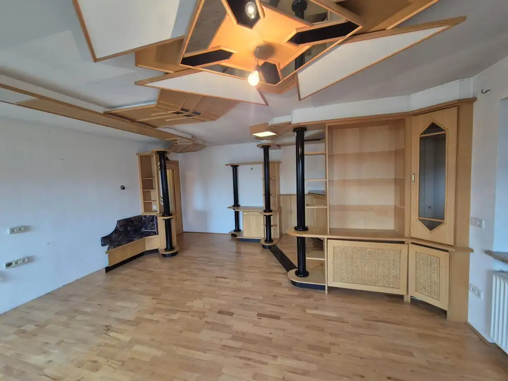 Mehrfamilienhaus mit Geschäftslokal