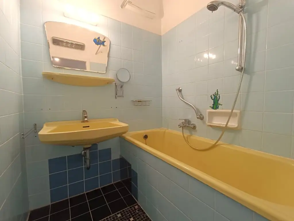 2-Zimmer Wohnung mit Weitblick und Loggia im 5. Stock mit Lift! Nähe U6 Dresdner Straße!