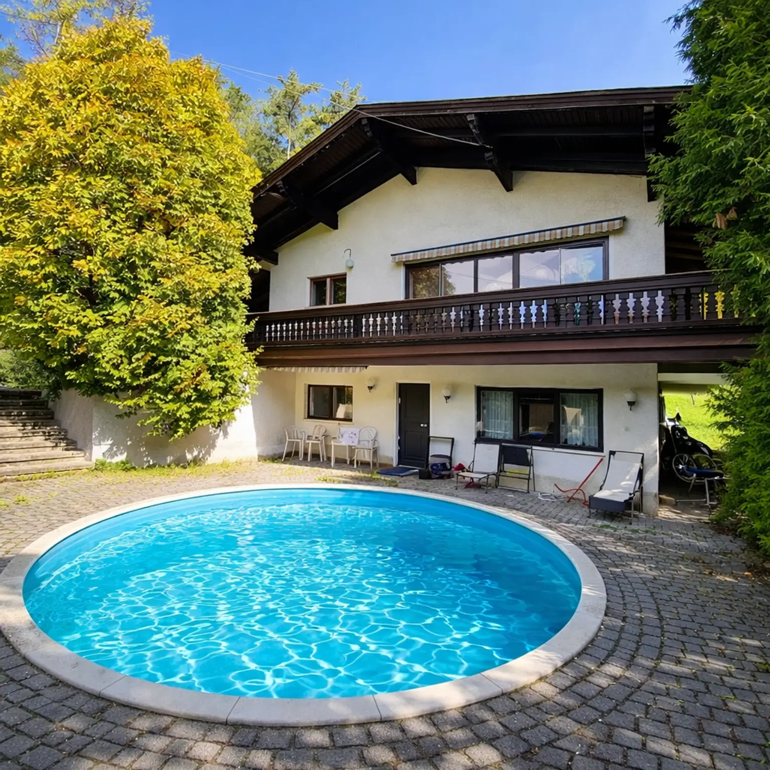 Frontansicht, Pool KI generiert