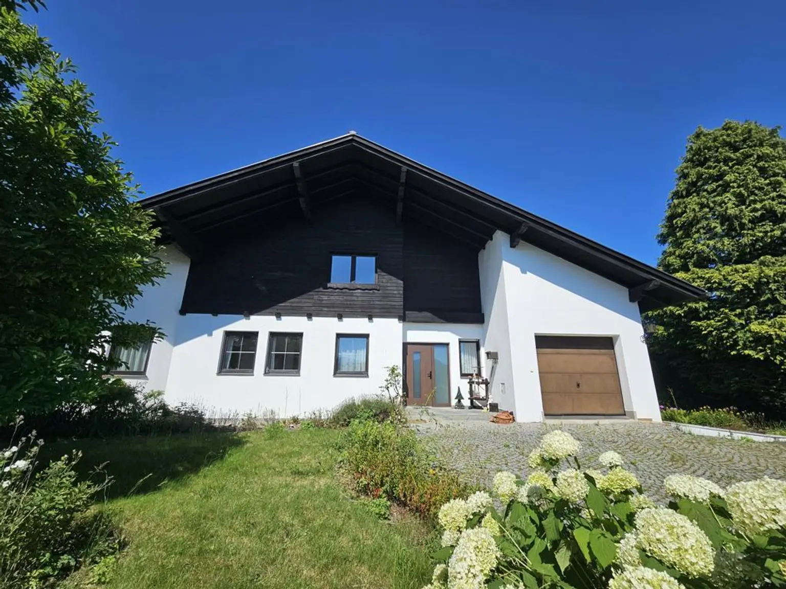 Gediegenes Einfamilienhaus mit Gebirgsblick und Potenzial