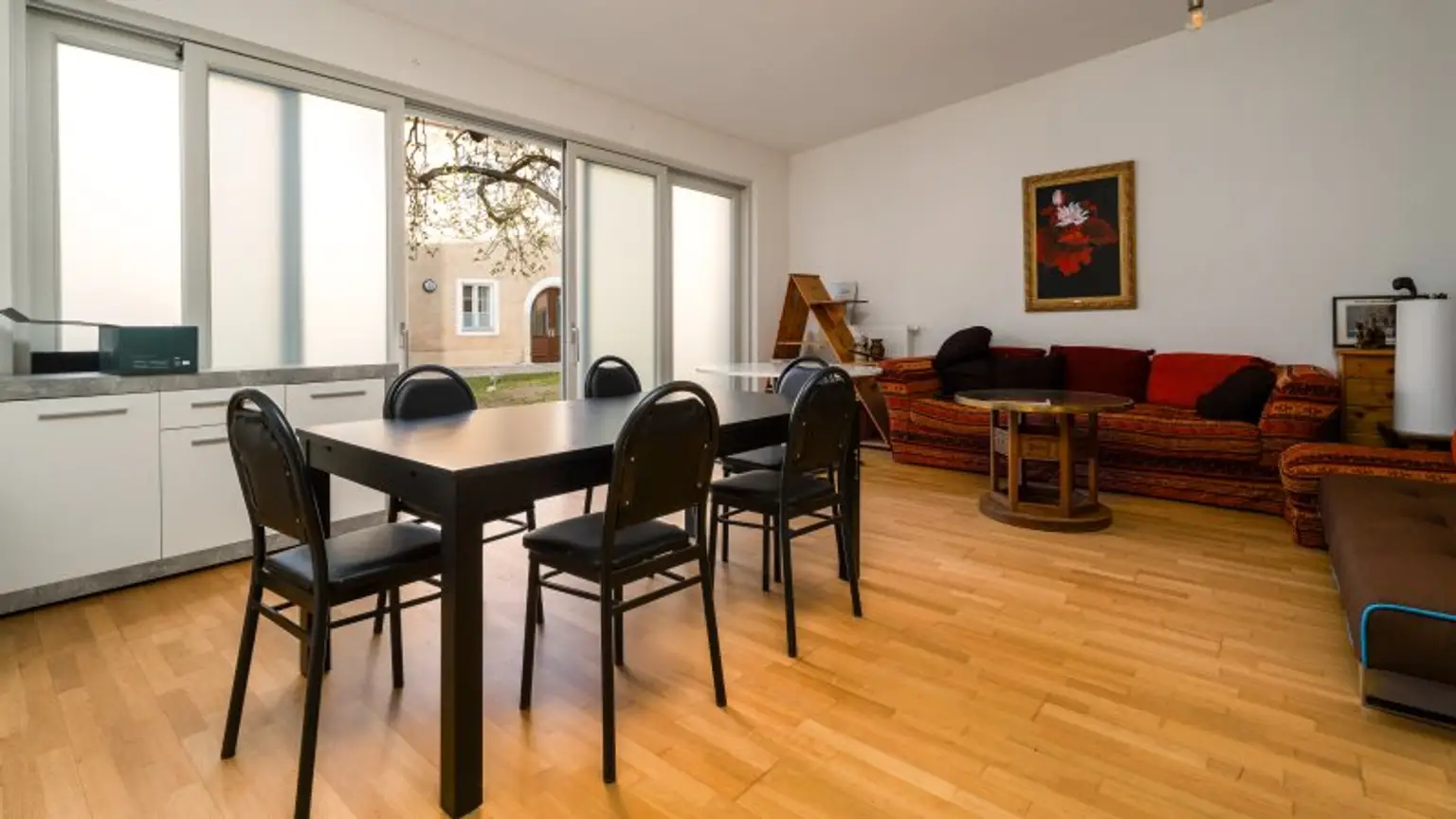 Wohnzimmer mit Ausgang in den Innenhof