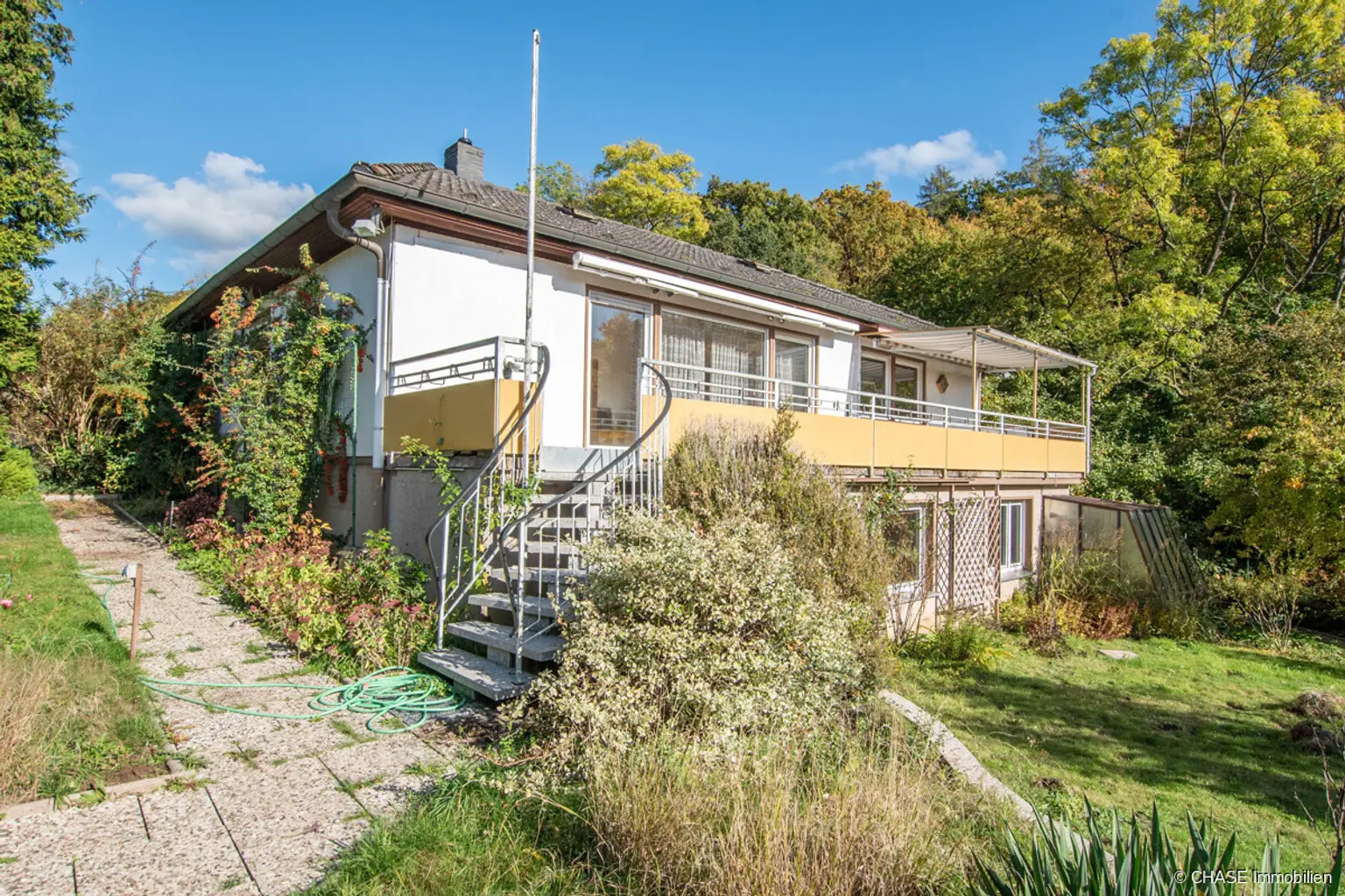 Außenansicht mit Terrassenaufgang