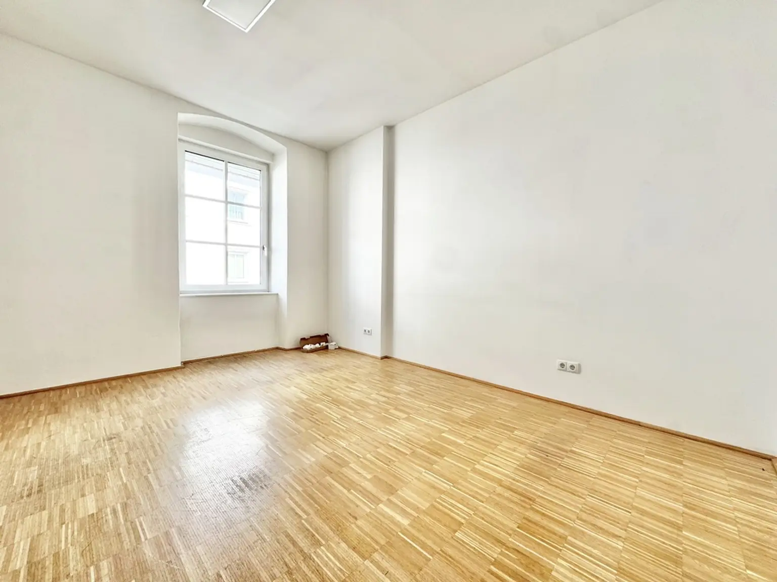 TOPLAGE NÄHE RATHHAUS | OPTIMAL AUFGETEILTE 4 ZIMMER MIT TERRASSE | TOP-BÜRO IN KORNEUBURG