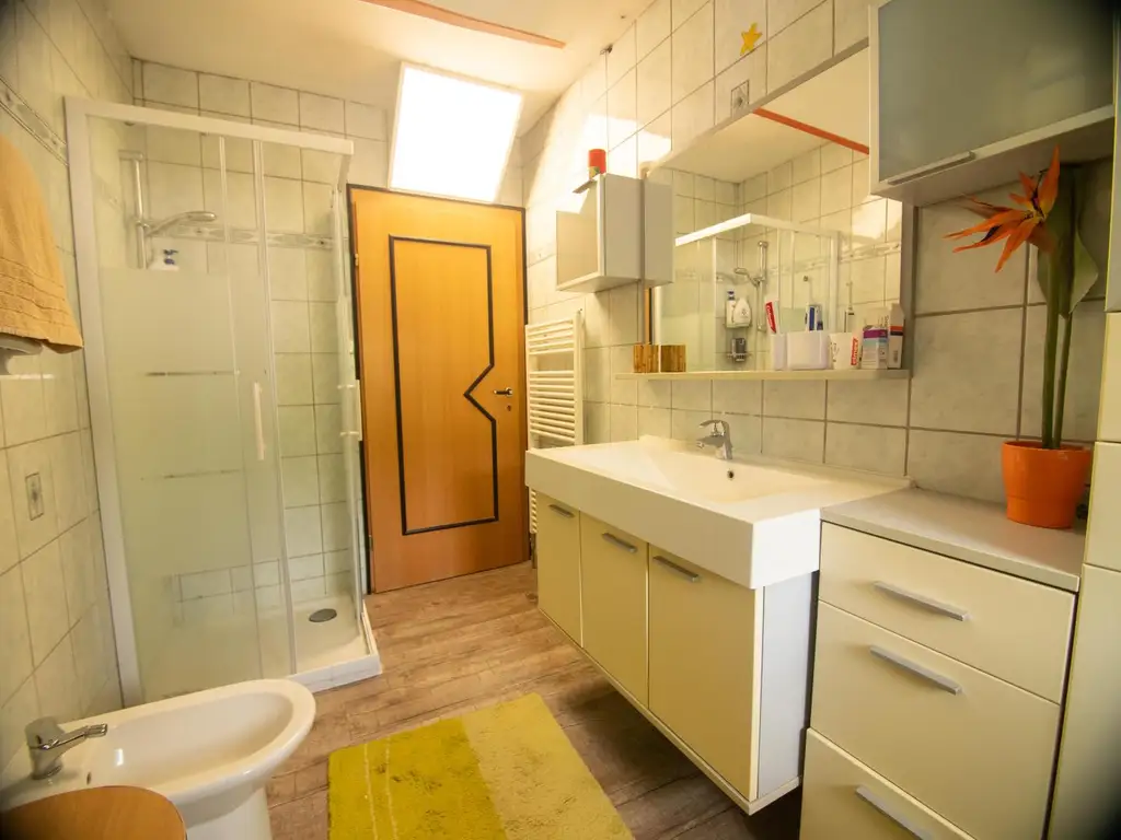 Großes Wohnhaus mit Heurigenlokal / 5 Gästezimmern und einem Miethaus