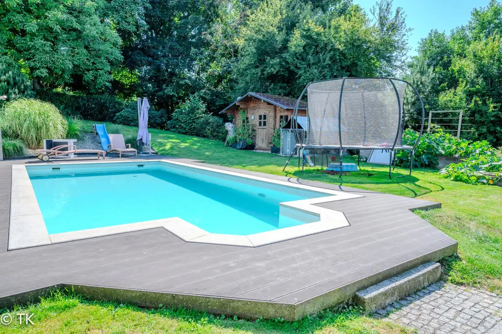 Großzügiges Wohnhaus mit Pool
