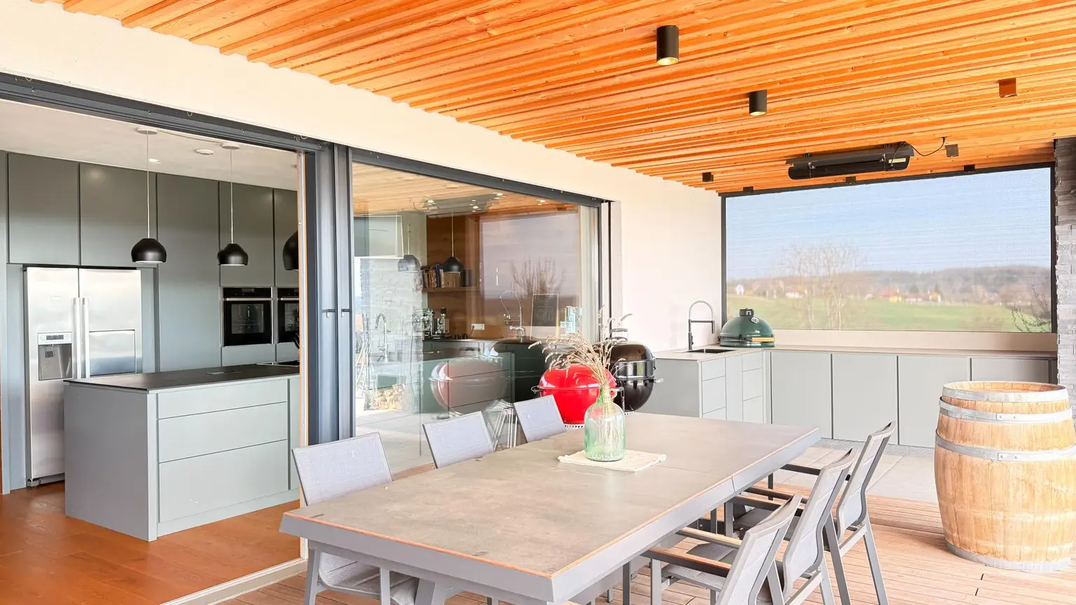 Terrasse mit Outdoorkitchen